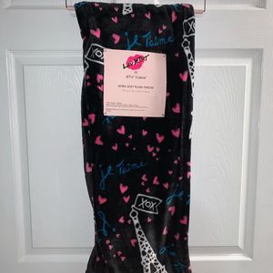 NWT Black Paris Eiffel Tower Betsey Throw Blanket